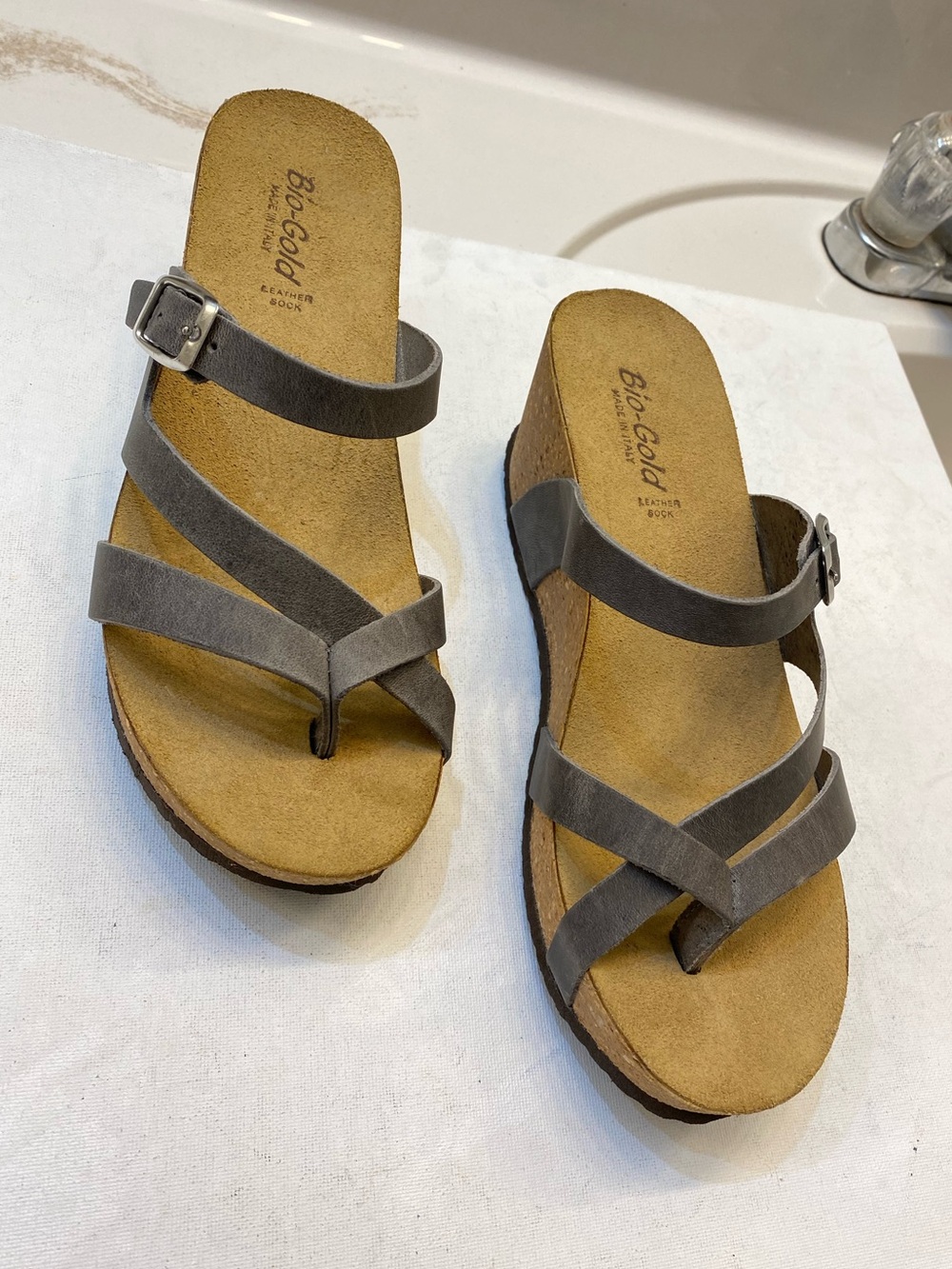 Bio-Gold Grey leather wedge Sandals women size 8, excellent condition clean